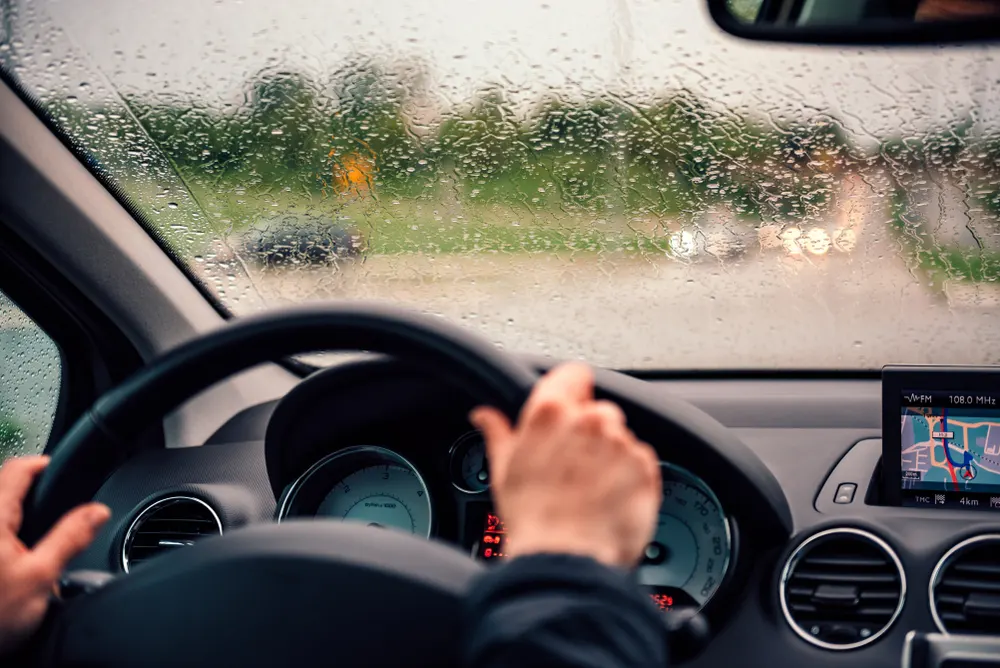 Cuidados com o carro na chuva: como proteger seu veículo e evitar problemas